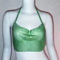 Dettaglio del crop top in mesh con strass verde smeraldo e maglie di cristallo lucenti - Verde