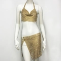 Dettaglio del top all'americana con strass dorati e gonna con spacco di paillettes - Oro