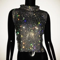 Vista de detalle del top de malla con diamantes de colores sobre maniquí de mujer - Talla única / Negro