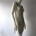 Détail de la robe résille noire avec strass brillants, fente latérale et maille fine - Taille unique / Mini Col en V Fente Noir