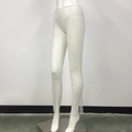 Dettaglio dei pantaloni a rete bianchi con strass scintillanti e trama a rete trasparente - Taglia unica / Bianco