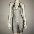 Makro-Detail von silbernem Strass-Netzgewebe und tiefem V-Ausschnitt am Partykleid - Schwarz