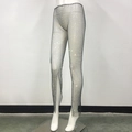 Dettaglio dei pantaloni a rete neri con strass colorati e spacco laterale sul fondo - Taglia unica / Nero