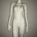 Detailansicht der schimmernden Strass-Maschen und des tiefen V-Ausschnitts am Partykleid - Weiß
