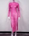Detail von funkelnden Strasssteinen und Netzstruktur am pinken Schlitzkleid - Einheitsgröße / Rosarot