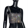 Dettaglio ravvicinato del crop top in rete di strass argento scintillante per feste e club - Canotta Nera