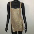 Dettaglio del vestito con paillettes dorate, strass scintillanti e spacco laterale alto - S / Oro