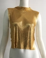 Dettaglio macro di paillettes metalliche dorate su un top da festa senza maniche - Collo drappeggiato / Oro