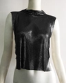 Vista frontale del crop top senza maniche in maglia metallica nera con strass lucidi - Collo drappeggiato / Nero