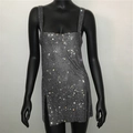 Dettaglio dell'abito mini in rete di paillettes argento con spacchi laterali party - S / Nero