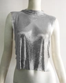 Detail eines silbernen Neckholder-Tops mit Pailletten und seitlichen Metallringen - Silber (Kein Strass)