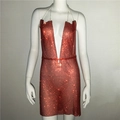 Dettaglio dell'abito rosso con paillettes, scollo a V profondo e spalline a catena - S / Rosso