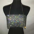 Nahaufnahme des glitzernden Neckholder-Tops mit Strasssteinen und Metallketten für Partys - Einheitsgröße / Schwarz