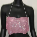 Detail eines pinkfarbenen Strass-Mesh-Haltertops mit Metallketten und glitzernden Steinen - Einheitsgröße / Rosa