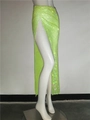Detalle de falda larga verde neón con pedrería, abertura lateral y tejido de malla brillante - Talla única / Verde Fluorescente