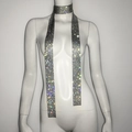 Detailaufnahme einer langen Strass-Halskette mit glitzerndem Netzgewebe auf einer Schaufensterpuppe - Schwarz