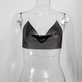Detail eines schwarzen Neckholder-Tops mit Metallpailletten und silbernen Kettenriemen - Schwarz