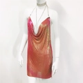 Gros plan sur la maille métallique avec dégradé or rose sur une robe de soirée sexy - Rouge Irisé