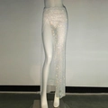 Detalle de la falda de malla blanca con lentejuelas y abertura alta en el maniquí - Talla única / Blanco