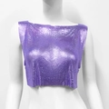 Detailaufnahme der schimmernden lila Metallpailletten auf einem Party-Crop-Top - S / Lila
