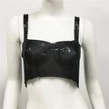 Detalle del top corto negro de malla metálica con lentejuelas y tirantes finos - Negro