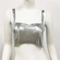 Detail van zilveren pailletten crop top met metalen maliënkolder textuur en glans effect - M / Zilver