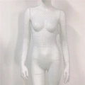 Nahaufnahme des weißen Mesh-Crop-Tops mit funkelnden Strasssteinen und Netzstruktur - Einheitsgröße / Weiß