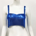 Détail d'un crop top à paillettes bleu roi avec fines bretelles et brillance métallique - Taille unique / Hauts / Bleu Saphir