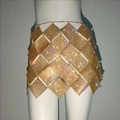 Détail d'une jupe en maille pailletée dorée avec des écailles métalliques en losange - Style Patchwork de Losanges (5152509099089) / Mini-jupe Dorée