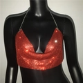 Detalle de lentejuelas rojas y cadenas plateadas en un top sexy de estilo halter - Talla única / Rojo