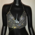Nahaufnahme des funkelnden Strass-Mesh-Haltertops mit Metallkette und tiefem V-Ausschnitt - Einheitsgröße / Schwarz