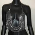 Détail du haut dos nu en maille argentée avec paillettes étincelantes et strass métalliques - Taille unique / Noir