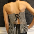 Détail du haut bustier en strass argenté avec laçage arrière et franges brillantes - Noir avec corde noire