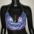 Detalle de lentejuelas degradadas violeta y azul con cadenas de metal en un top - Talla única / Azul zafiro