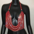 Détail d'un top licou à strass rouges en maille métallique avec un décolleté en V profond - Taille unique / Rouge