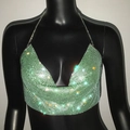 Detailansicht des hellgrünen Strass-Neckholder-Tops mit V-Ausschnitt und Metallketten - Einheitsgröße / Grün