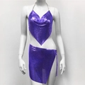 Détail d'un ensemble deux pièces à paillettes violettes avec haut licou et mini-jupe fendue - Taille unique / Haut Et Bas / Violet