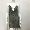 Detail van zilveren strass mesh jurk met diepe V-hals en glinsterende metallic textuur - S / Zwart (Met Diamanten)
