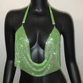 Dettaglio del top a lupetto verde neon scintillante con strass, scollo a V profondo e rete metallica - Verde Stile 2