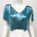 Dettaglio del tessuto a rete con paillettes blu metallizzato su un top corto a V - Celeste