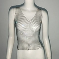 Detailansicht des funkelnden Strass-Netz-Tops mit Metallic-Ketten auf einer Schaufensterpuppe - S / Schwarz