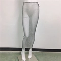 Detail eines schwarzen Mesh-Maxirocks mit funkelnden Strasssteinen und Netzstruktur - Einheitsgröße / Schwarz Kein Schlitz