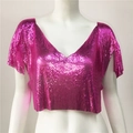 Dettaglio del crop top di paillettes metalliche fucsia con scollo a V e maglia lucida - Rosso rosa