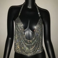Dettaglio del top all'americana in maglia glitterata argento con catene di strass - Nero Stile 1