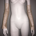 Detalle de manguitos de rejilla con pedrería brillante para fiesta en un maniquí - Mangas de Strass / Color Piel
