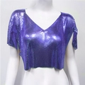 Dettaglio macro del tessuto in rete metallica con paillettes viola su un crop top a V - Violetto