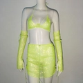 Dettaglio del set a rete verde neon con strass, top allacciato al collo e gonna - Top E Pantaloni / Set di 3 pezzi / Verde fluorescente
