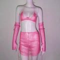 Dettaglio del set rosa in rete con strass, gonna corta e maniche lunghe abbinate - Set di 3 pezzi / Rosa Rossa