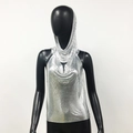 Detailopname van zilveren pailletten metalen mesh haltertop met capuchon en V-hals - M / Zilver