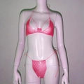 Vista dettagliata del tessuto a maglia con strass rosa acceso sul set bikini sexy - Rosa Rossa